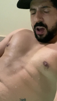 Klaarkomen in het bubbelbad na het aftrekken en spreiden van sperma op de buik