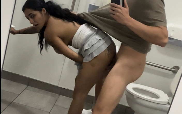 Yasmina and Brady: Seks Di Bilik Mandi Lapangan Terbang Dengan Busty Asia Yasmina...