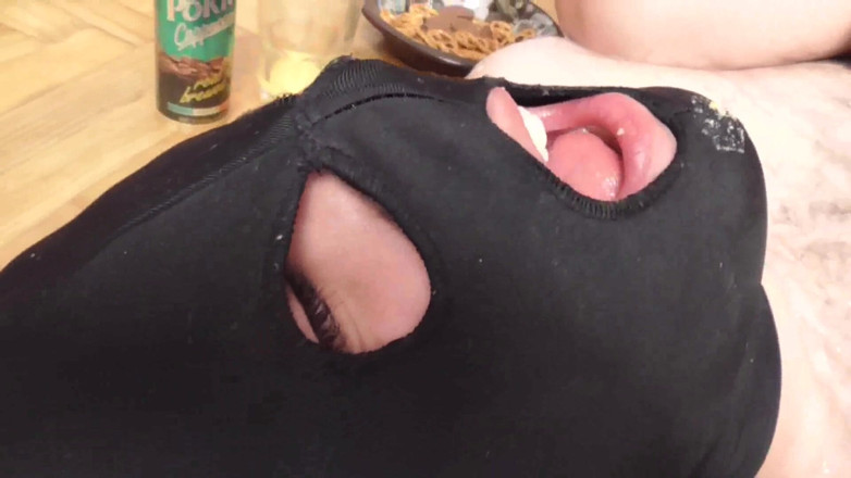 Femdom Austria: 공주 스마일의 침 먹이주기