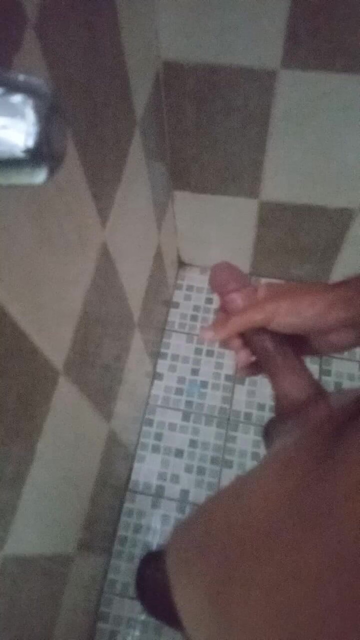 Cute boy jerks off: Chlapec si holí koule a masturbuje