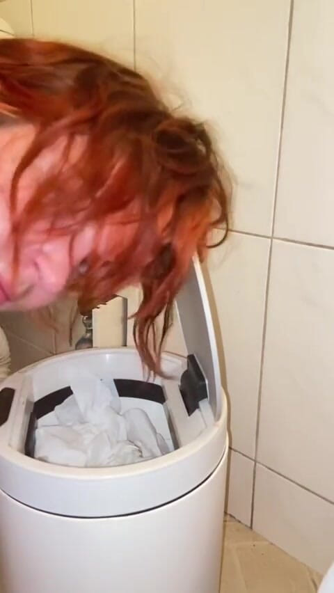 Elena917: Pissing and cleaning the toilet with my tongue
