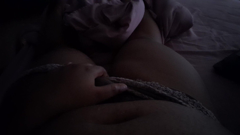 Eleasihle Esma: Masturbare blândă de dimineață