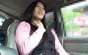 Asiatiques: Brunetka loszka masturbuje się wibratorem w samochodzie