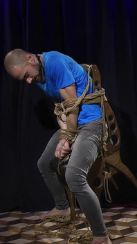 Sfida di bondage di zeus hardcore