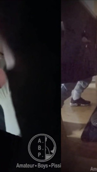 Amatorski chłopak kazał wstać na kolana, z zasłoniętymi oczami i wkurzony w usta przez gloryhole ... Domowe wideo