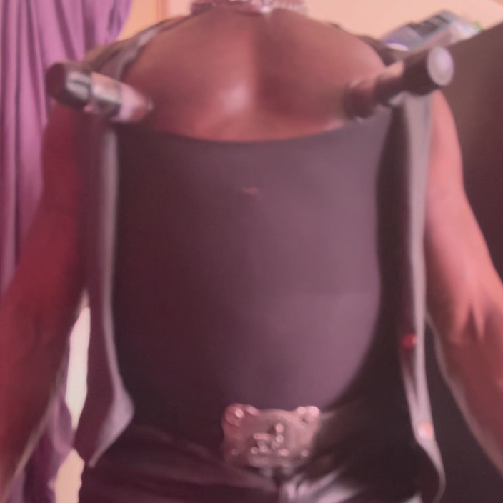 Black Muscle Stepdad: Une Pompe À Nichons Finit En Espagnole