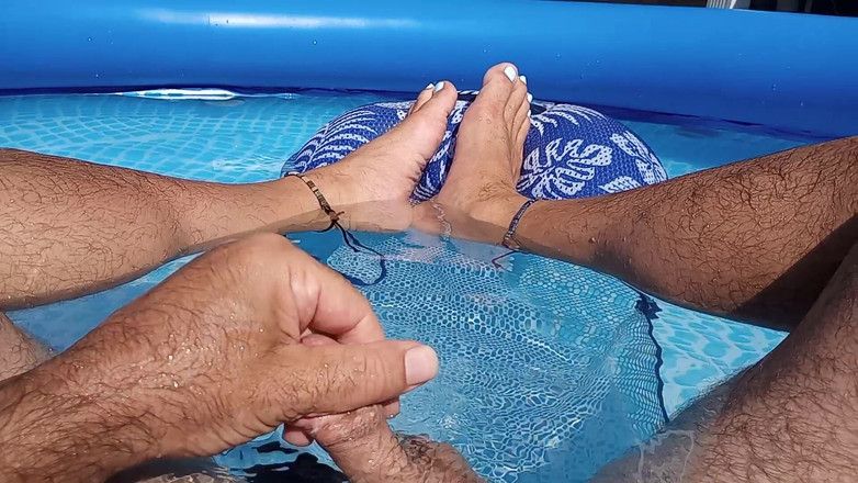 Midsouth Foot Fetish: Ik pronk met mijn natte voeten in het zwembad