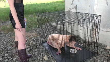 Femdom Austria: Expusă în cușca publică de pastile!