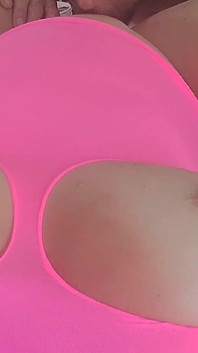 Urutan erotik merah jambu panas membawa kepada orgasme berbilang dan pancutan mani pada teteknya yang terdedah