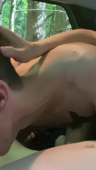 Genç ikizler Matty ve Aiden arabanın arkasında eğleniyor