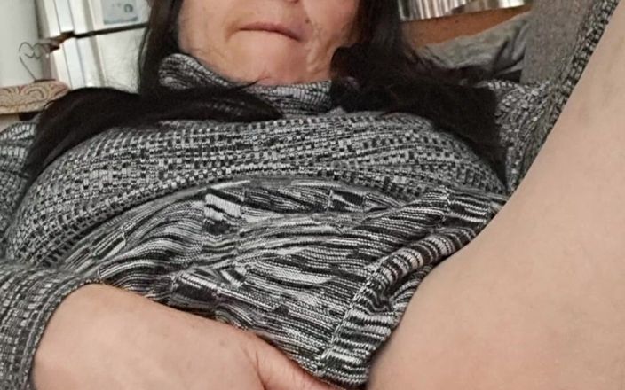 Mommy big hairy pussy: 看着裙底下，毛茸茸的阴户湿了