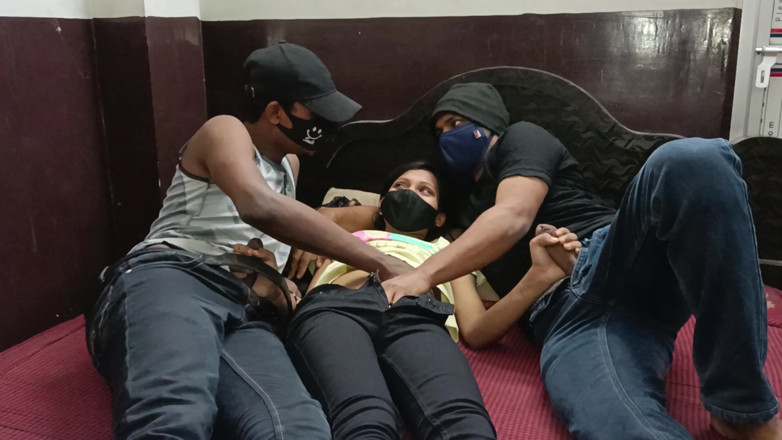 HousewifeGeeta: Dois meio-irmãos xxx fodem meia-irmã gostosa juntos - indiana em sexo...