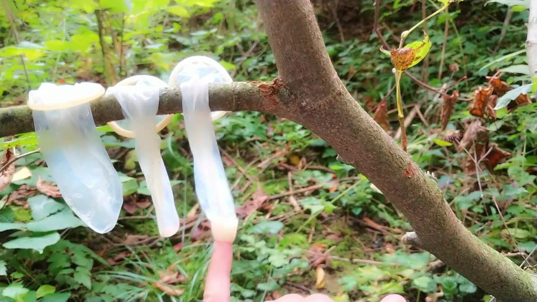 Idmir Sugary: Swallowing Cum From Three Used Condoms Found Outdoor