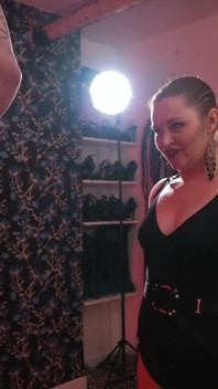 Esclavo encadenado disciplinado con bastas, remos y reglas por la dominatrix Inanna