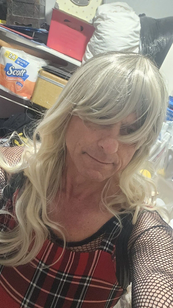 Jasmine Sub: Гэнгбэнг для мужа-сисси-кроссдрессера в номере мотеля