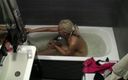 Milfs and Teens: Tiener met dreadlocks betrapt op camera in de badkamer