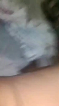 Cewek sange ini lagi asik masturbasi memeknya sampai muncrat