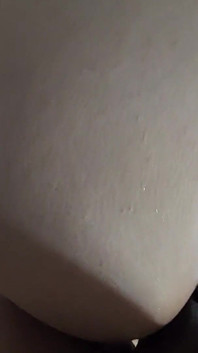 Ät min röv och öppna mitt rövhål med din kuk, jag vill att din sperma ska droppa ut