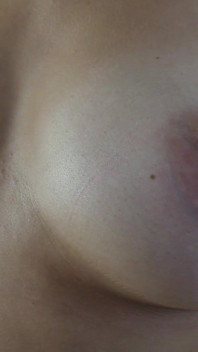 Gadis dengan memek berbulu lagi asik nyepong kontol! Jilat memek
