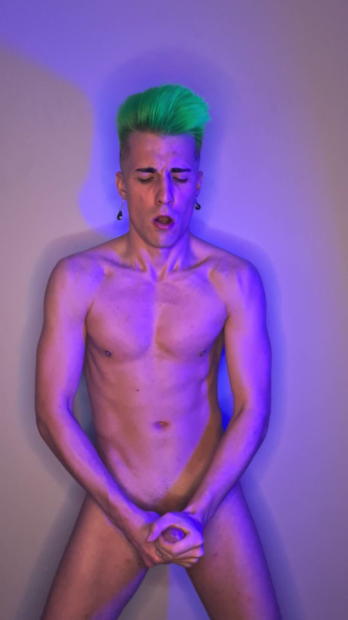 Axel Blaise: เกย์หนุ่มผมสีเขียวลูบไล้มัน