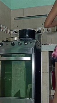 Ibu tiriku memohon padaku dan saat aku ngentot dia tiba-tiba.
