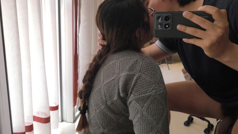 Moo DBOXXX: Această mamă singură cu curul mare îmi suge pula toată ziua,...