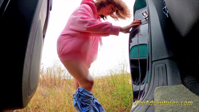 Pee Adventures: Pissing trough her jeans outdoor