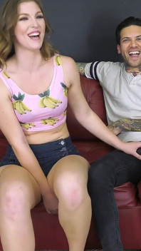 Petite girl Ella Nova recebe hardcore de quatro e gozada facial ao vivo