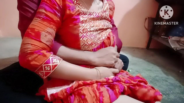 Madhu bhabhi: Tetek teman wanita kali pertama ditekan keras dan dicium.