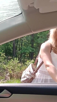 来自街头的老性感搭便车婊子在森林里性交，然后没有避孕套
