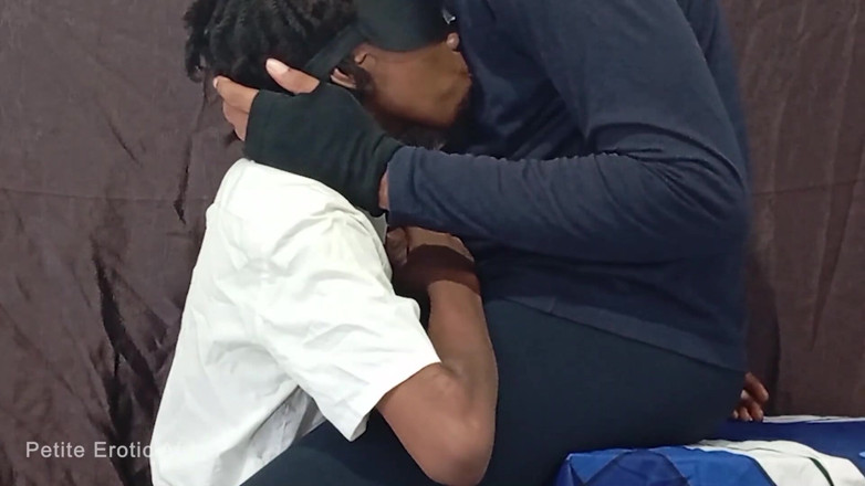 Petite Erotic Africa: Kleine liebhaberin steht