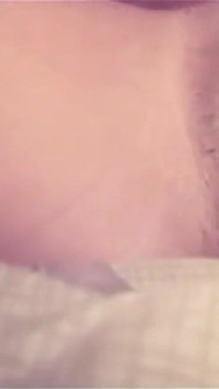 Schlanke afrikanische böse squirtet über ihre muschi, während sie masturbiert auf ihrer privatzeit