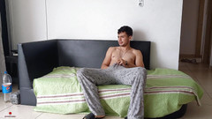 skpro_: Dejo mis pantalones delante de mi novio para que me...
