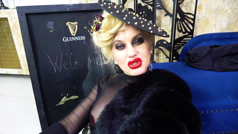 Goddess Celine: Lippenstift küsst domina