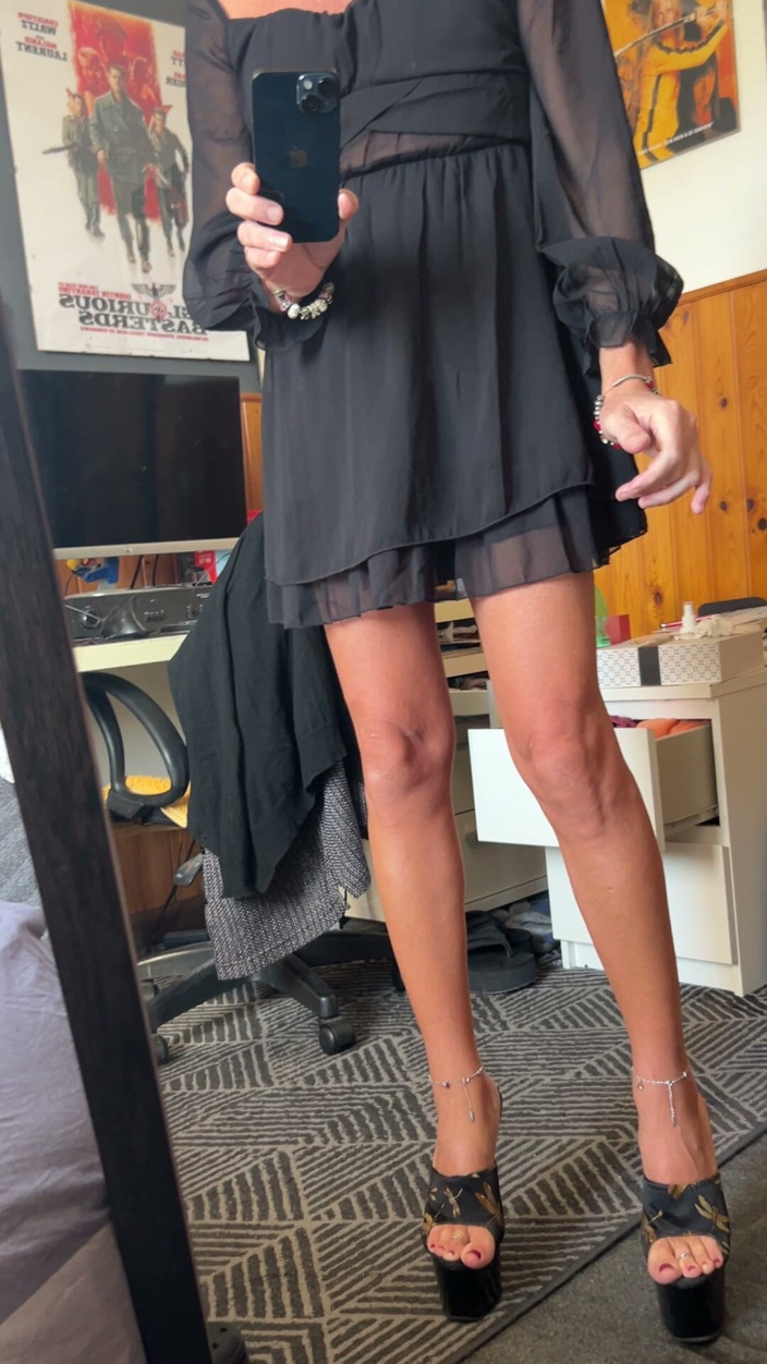 Andreina Naty: Sexy Walk in Front of the Mirror 01