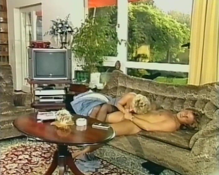 Vintage Climax: 뻑가는 밀프와 섹스하는 핫한 빈티지 쓰리섬