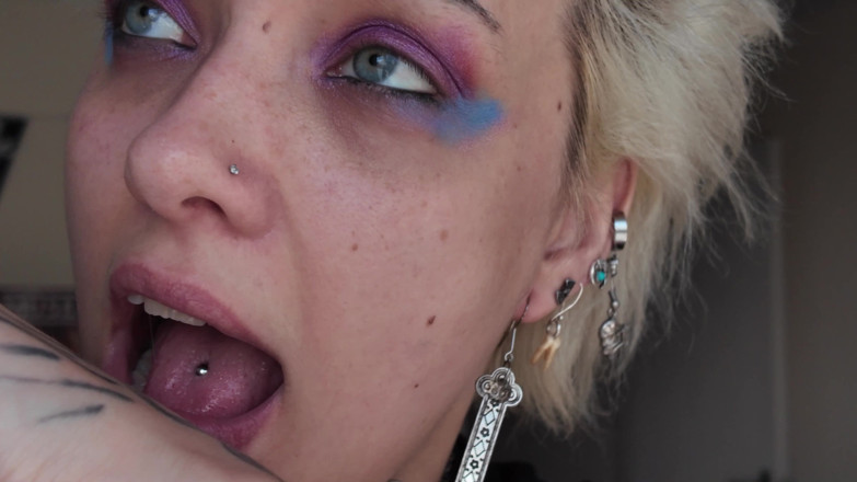 Glitterqueen1999: 4k - pénectomie géante - un homme minuscule dans ma nourriture
