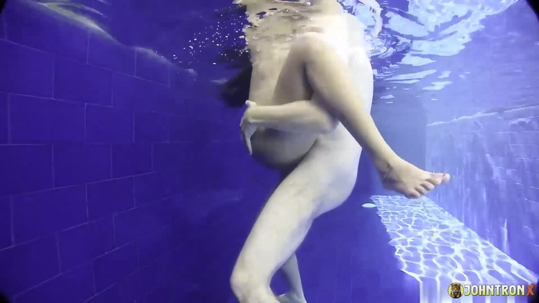 John Tron X: Johntronx - Sexe en POV dans la piscine avec une superbe...
