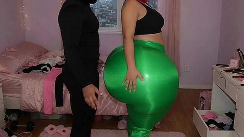 Animate golden: Menina rabuda de leggings verdes apertadas é pressionada com força no...