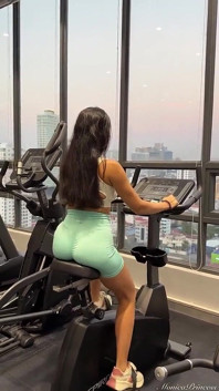 Brunetă cu fundul mare tachinează în sala de sport
