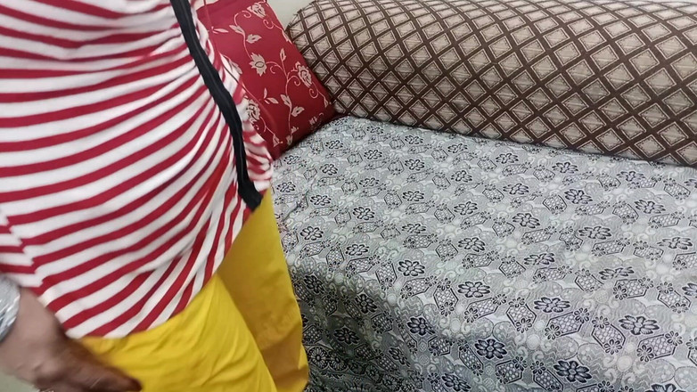 Netu: अश्लील हिंदी वीडियो कॉल पर बात कर रही है और डिल्डो मुठ्ठी घुसा रही है