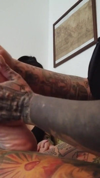 Massaggio ai piedi per donne tatuate 2