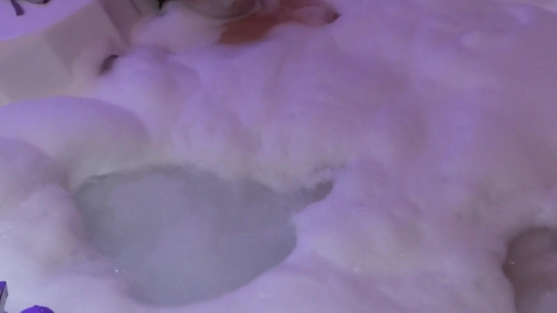 Ardientes69: Ma belle femme profite du jacuzzi du motel avant de...