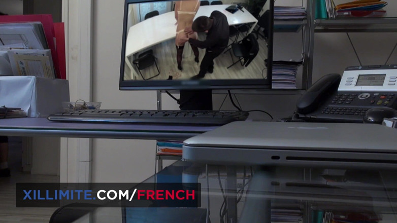 French girls at work: Chơi tay ba đa chủng tộc trên bàn văn phòng