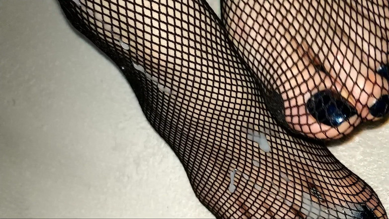 Toystest: Awek dalam sut badan mesh memberikan footjob, handjob, urut prostat...