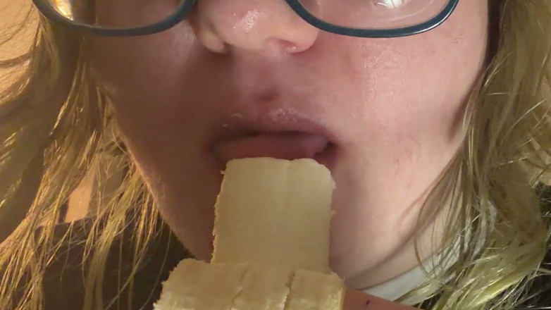 Spunk Kip: Sensueel een banaan eten