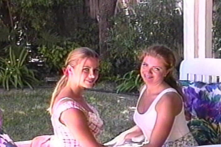 Lovers Of Vintage: 两个可爱的大学女同性恋互相手淫