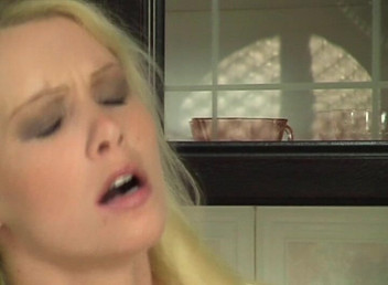 German Amateur Videos: 野菜で自慰行為をしているドイツ出身のスリムなブロンド