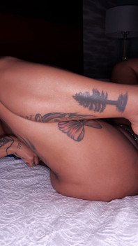 Bimbo Tattoed Girl Eat Cum From Her Own Feet