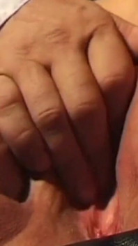 Reife brünette MILF wird geleckt und lutscht dann schwanz